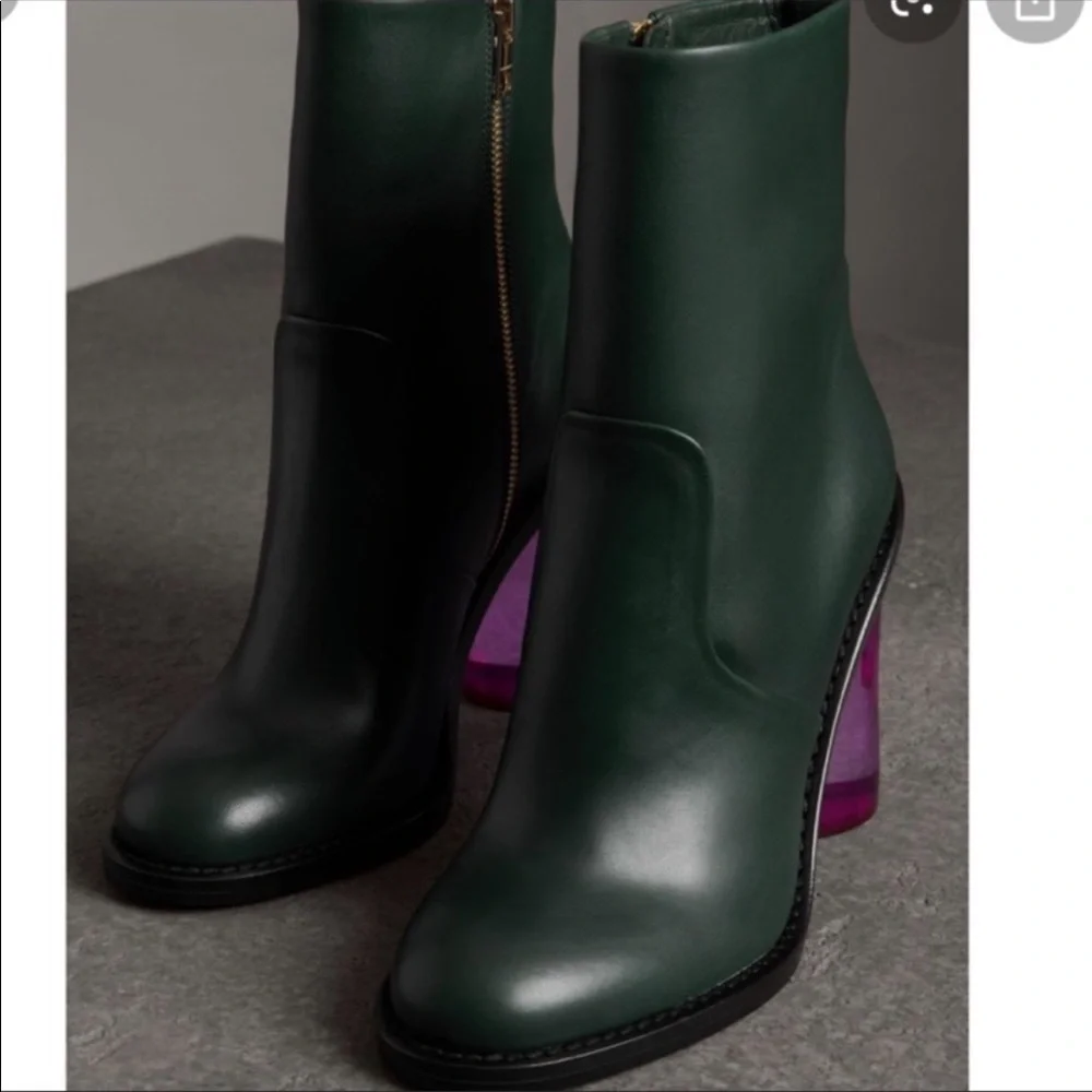 Burberry boots - Picture 1 of 4